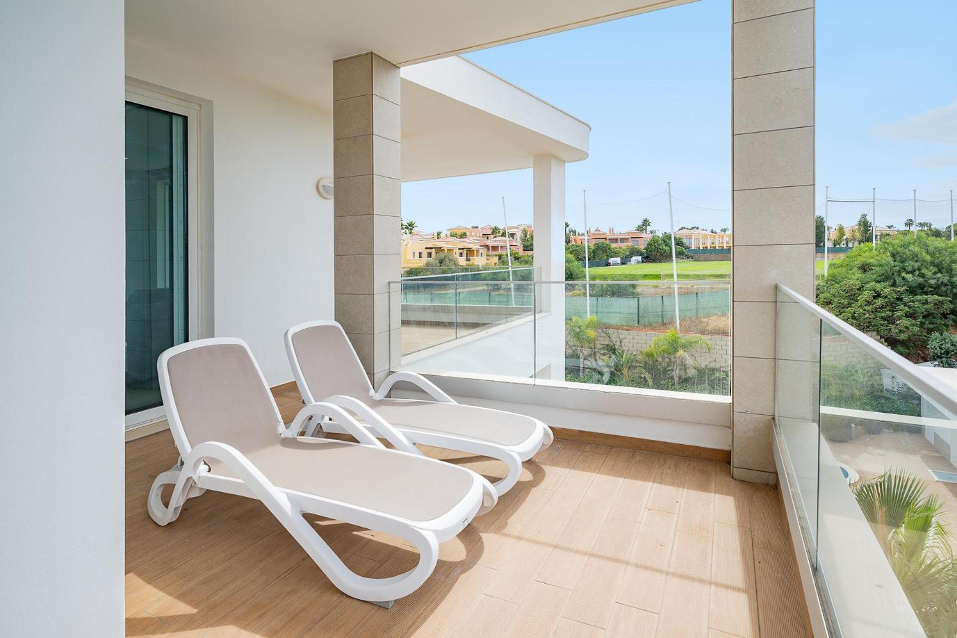 Design 3 With Pool By Homing